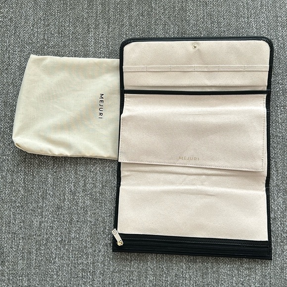 Mejuri jewlery travel case - Picture 3 of 16